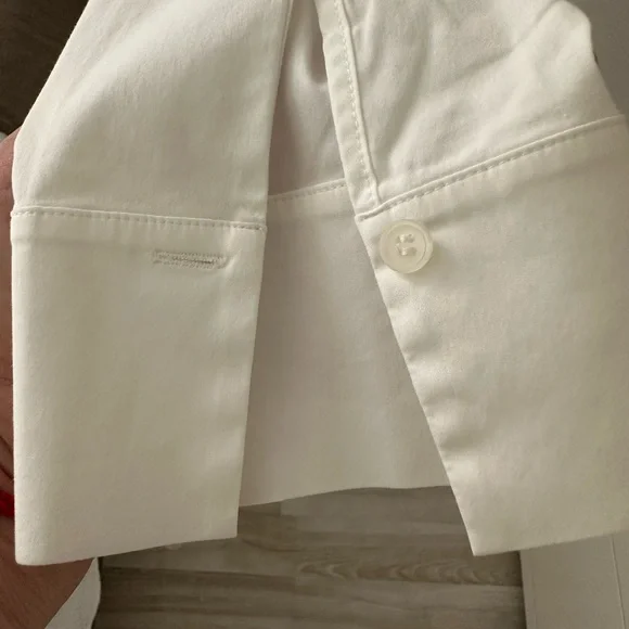 Elegant White Button-Up Shirt - Picture 6 of 9